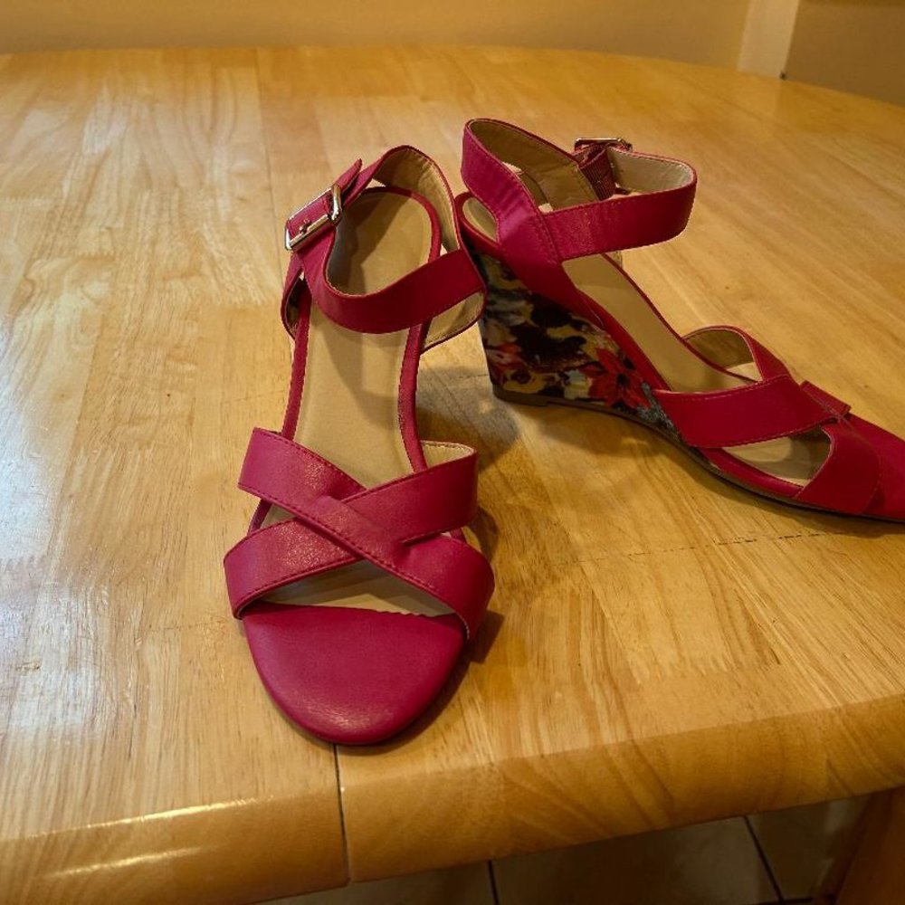 Brand New Avon Fuschia Wedge Sandals (Size 9)